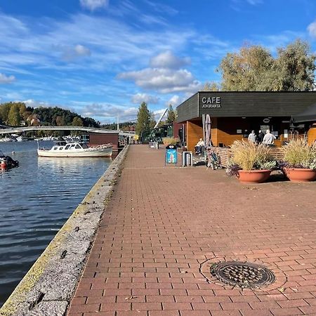 Porvoon Helmi Viehaettaevae Asunto Joen Rannassa Exterior photo